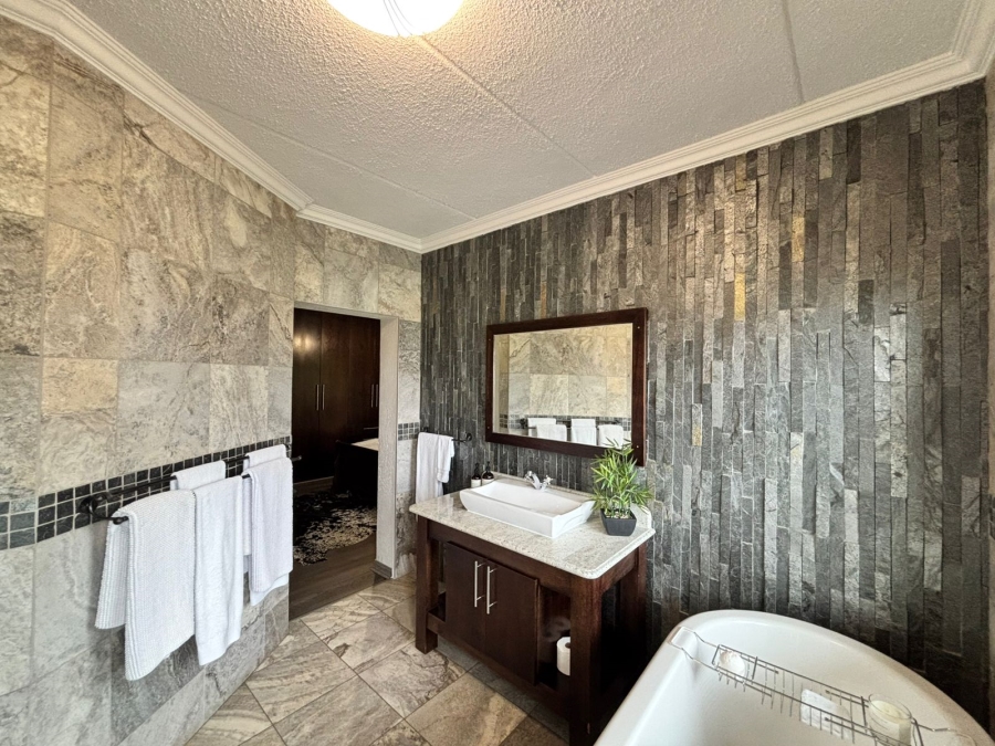 5 Bedroom Property for Sale in Grimbeeck Park North West